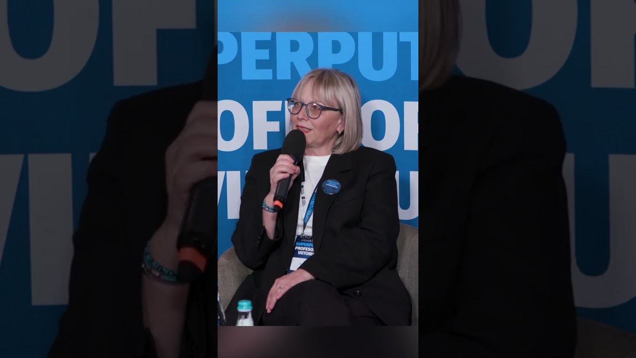 Explorarea curajoasă a programei școlare cu Monica Halaszi  #conferintadeeducatiemedia