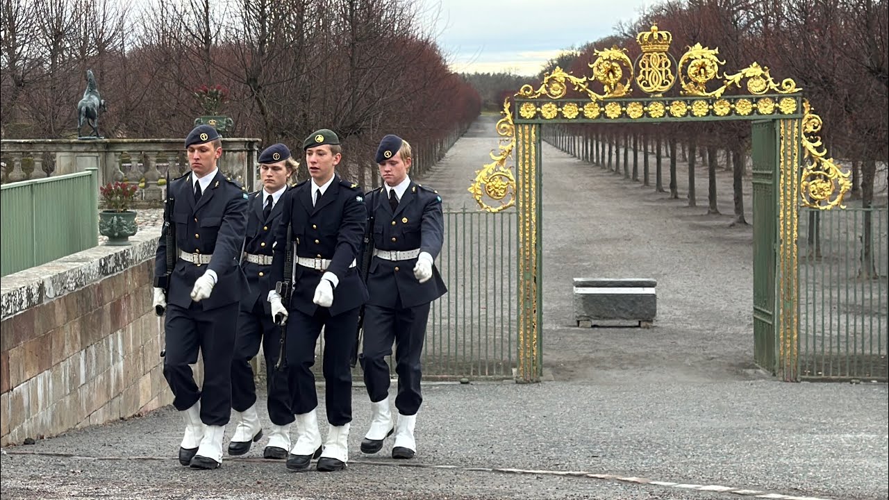 2024-11-13 Onsdag Drottningholms Slott vaktavlösning LedR Enköping -  Blekinge flygflottilj F 17