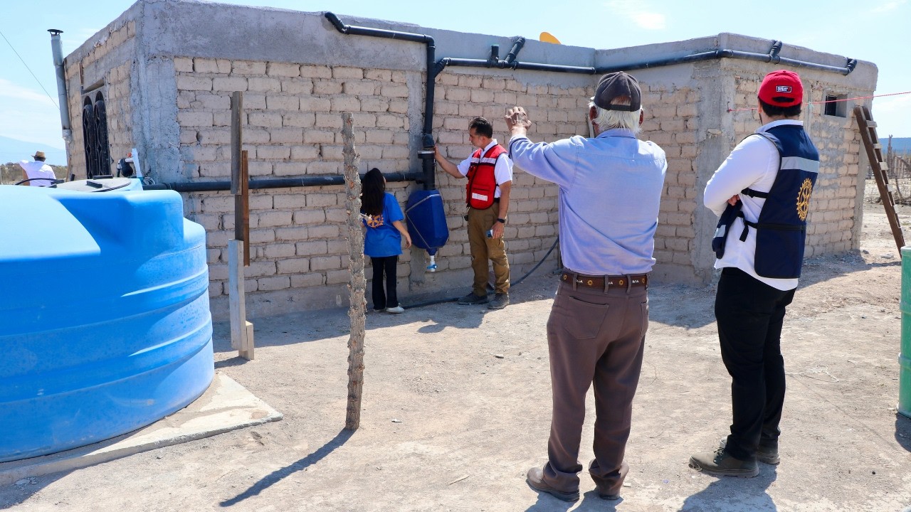 Sufre Galeana crisis hídrica.- Llevan Rotarios AguaCero con sistemas de captación de agua pluvial.