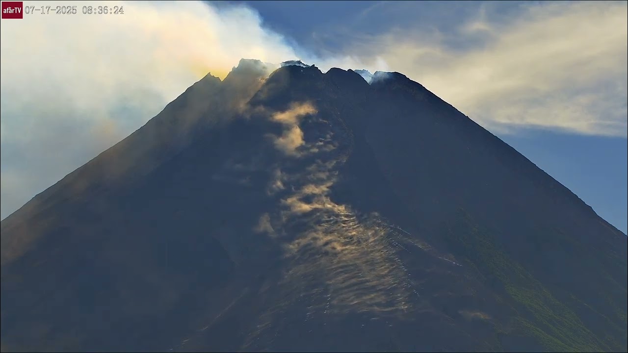 Jul 17, 2025: An Avalanche of Boulders Race down Merapi Volcano