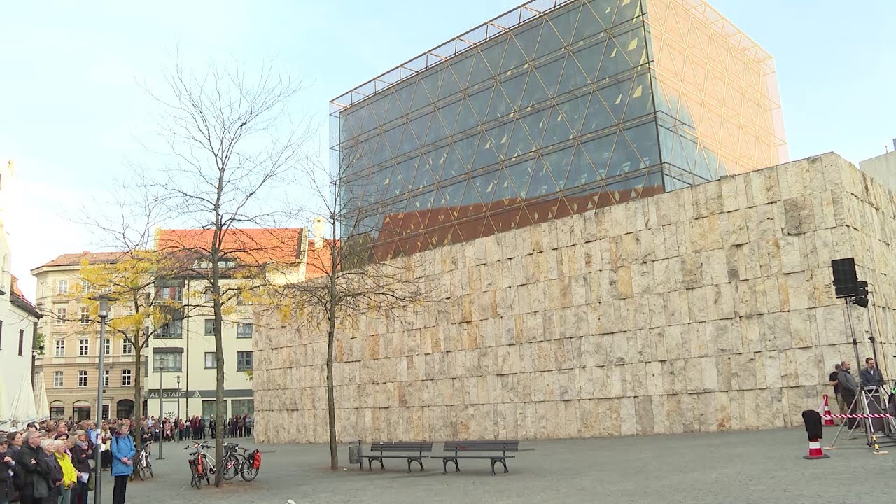 Hundreds of people form a human chain around the Munich synagogue | AFP