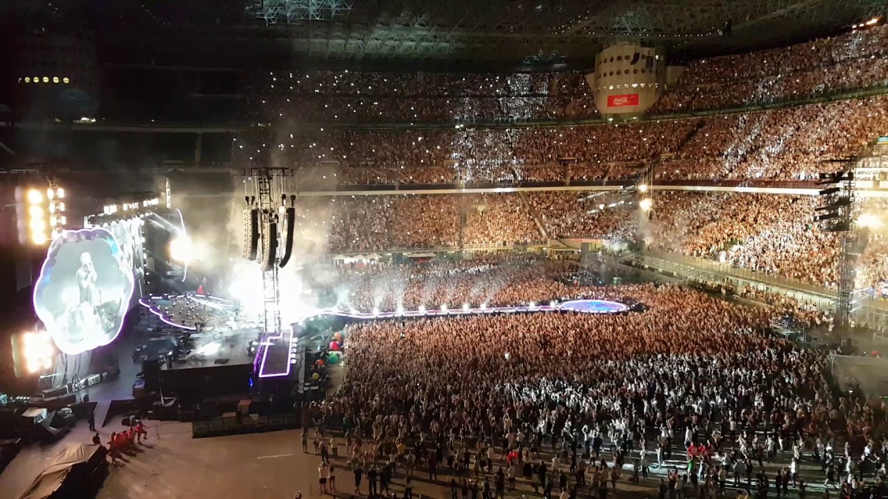 Coldplay - Viva la Vida + Adventure Of A Lifetime (live in San Siro, with coloured ballons)