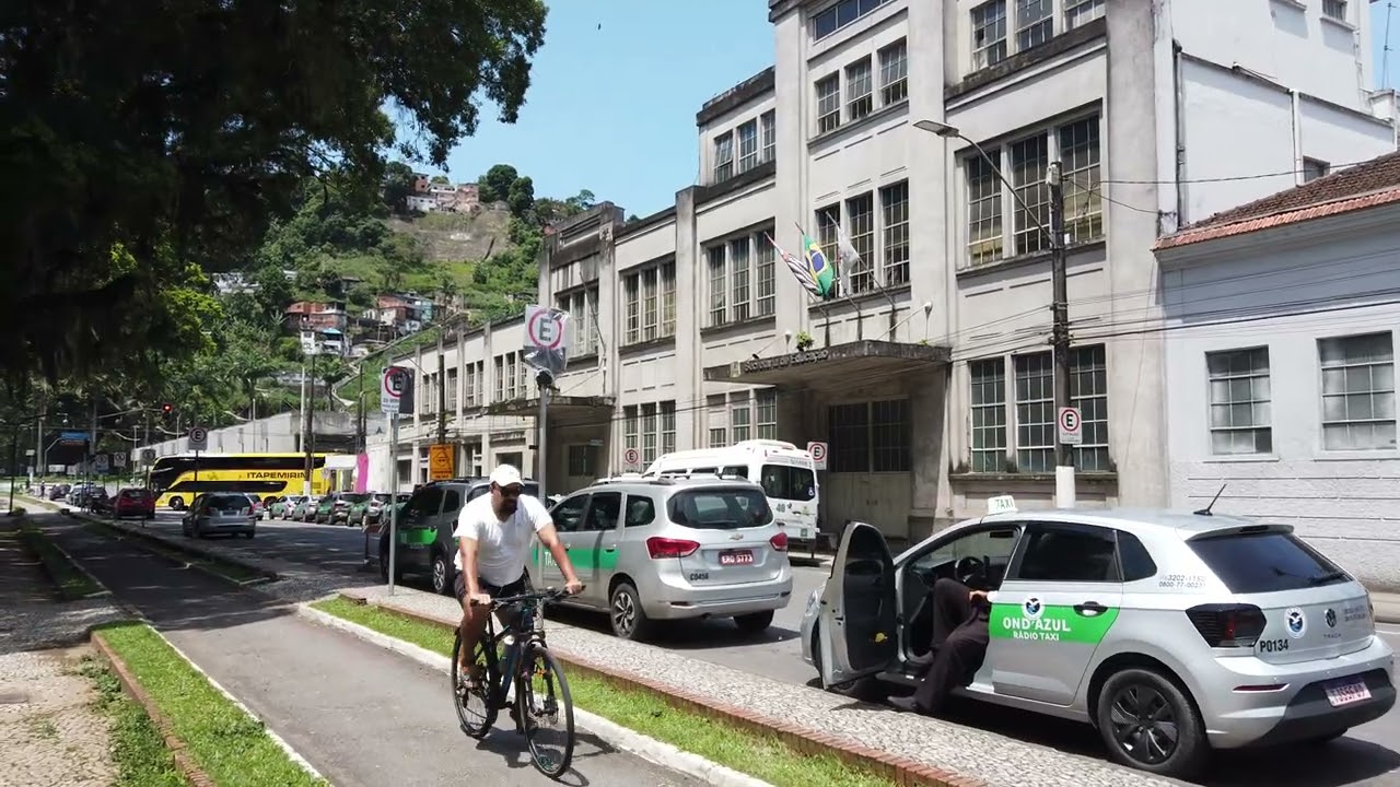 Praça dos Andradas em Santos, com os trilhos na expectativa do VLT