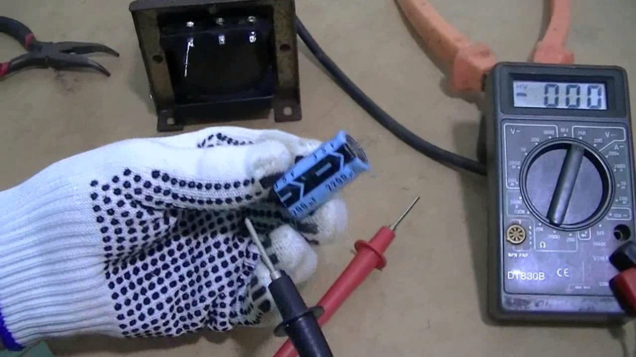 Como ligar um radio de carro em casa usando apenas um transformador e duas pecinhas