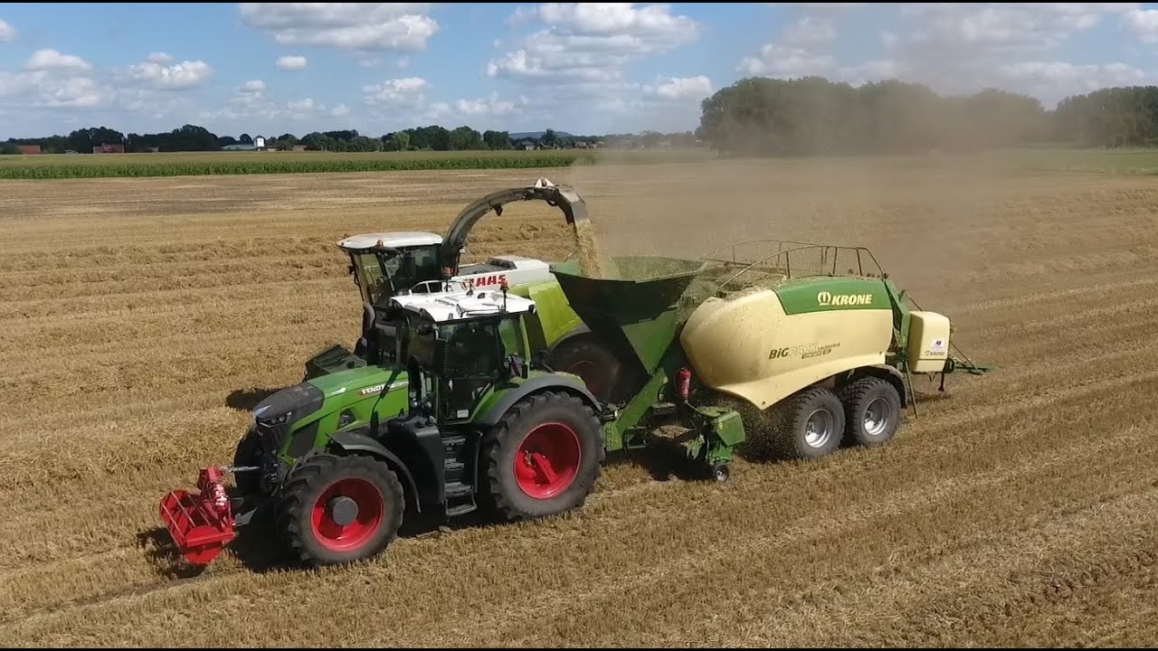 Stroh H&auml;ckseln mit Krassort Biomasse-Trichter