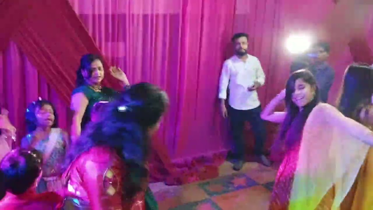 Party mein enjoy karte hue video,
