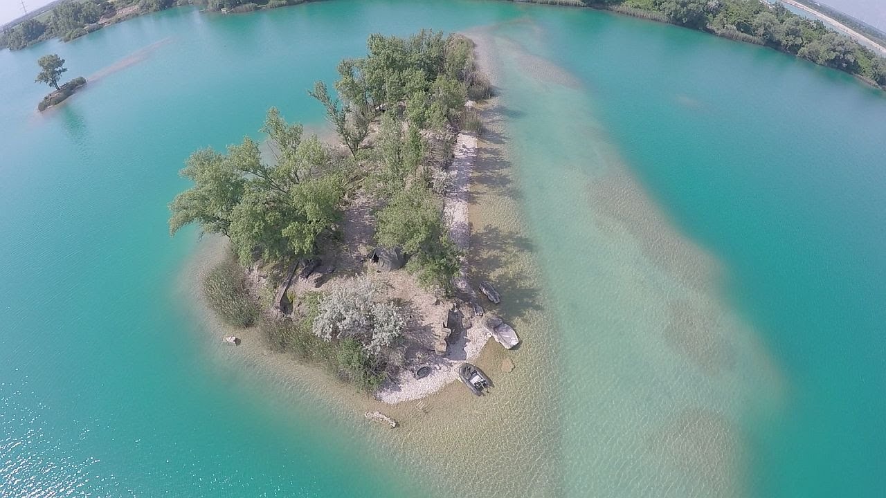 Big carp fishing on a deep gravel pit lake.​