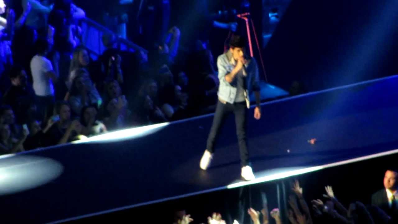(HD) One Direction - Tell Me a Lie - Madison Square Garden, New York