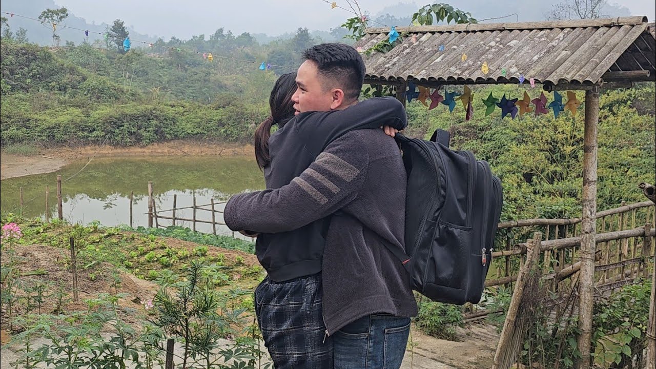 Ve returned unexpectedly, much to the surprise and joy of Vui and the children.