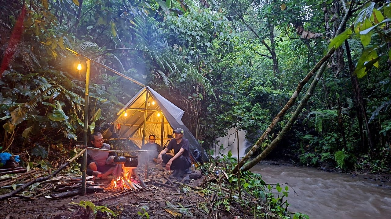 CAMPING on the riverbank during heavy rain; flash floods - building, and cooking. Bushcraft