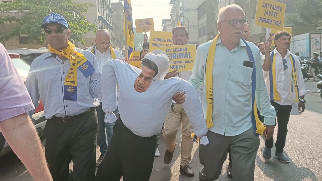 AAP leaders and volunteers march against BJP government’s political vendetta through liquor scam. |