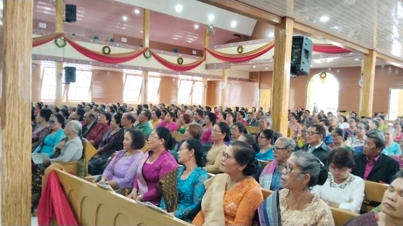 SORE TADI DI GEREJA HKBP PEARAJA,RATUSAN  KAUM TUA