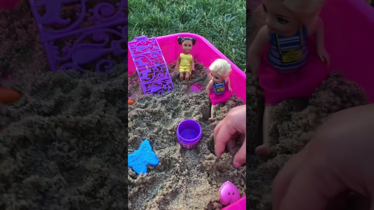 Karina, Chelsea and her friend&rsquo;s are having fun at the park❤️❤️