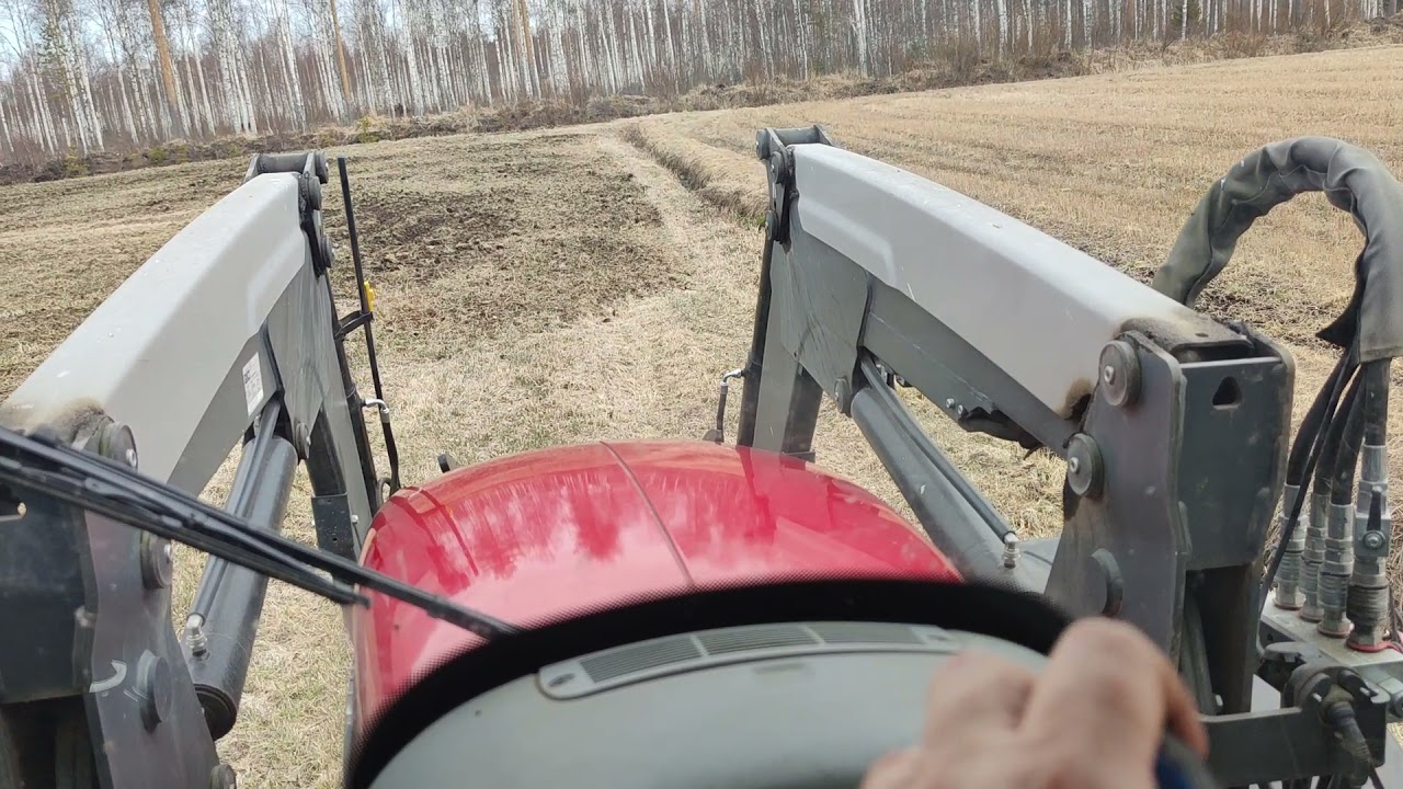 Nurmen jyrsintää Valtra ja Maschio sc cobra