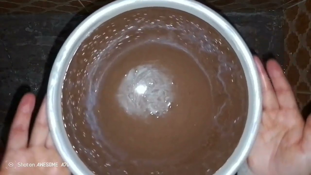 عشاق القهوة والشكلاط؟ جربوا هاد الكيكة الغارقة فالصوص... المذاق رااااقي وخيال! ☕🍫