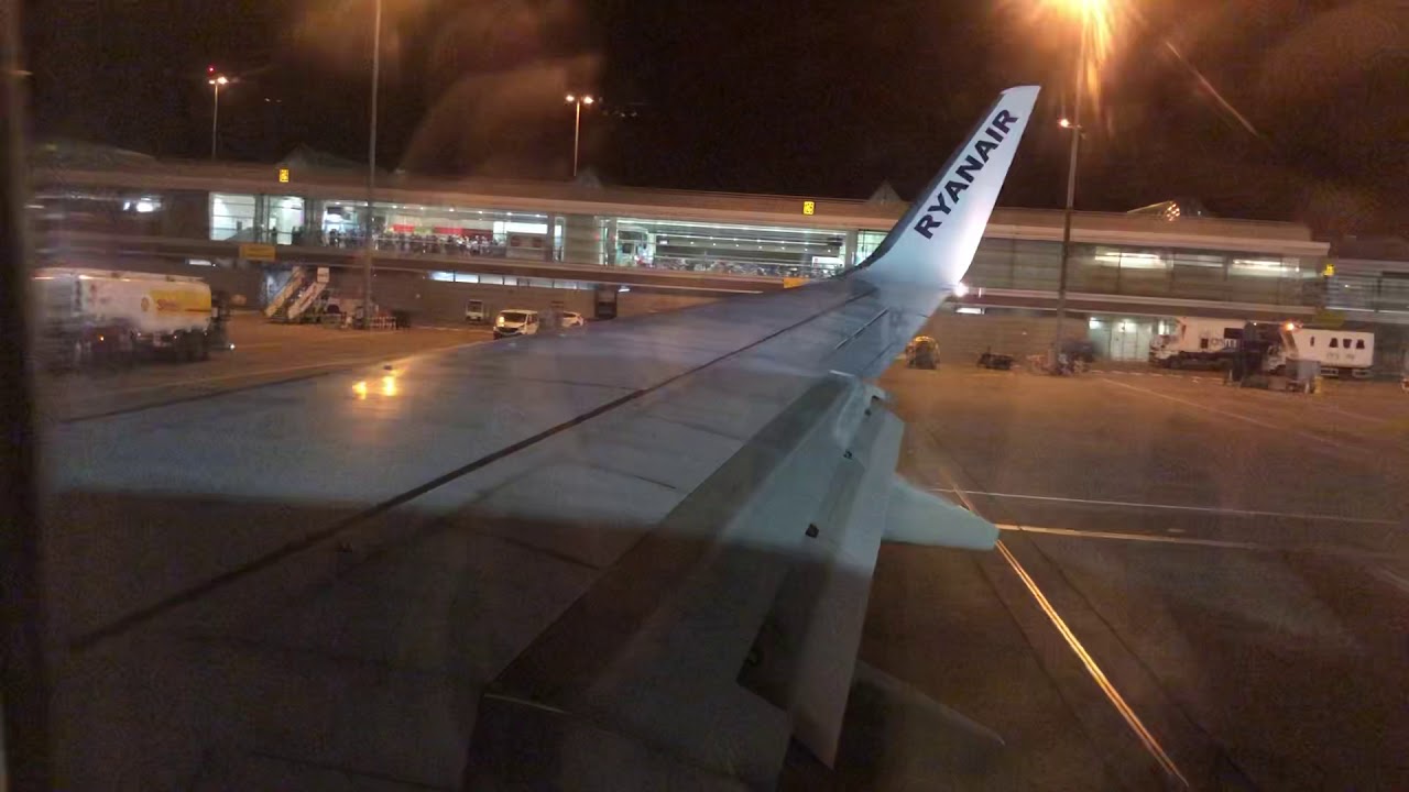 Ryanair Boeing 737-800 night take off at Dublin Airport
