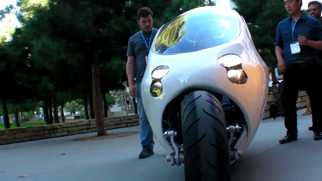 Lit Motors C-1, полностью электрический, самобалансирующийся двухколесный автомобиль на выставке ...