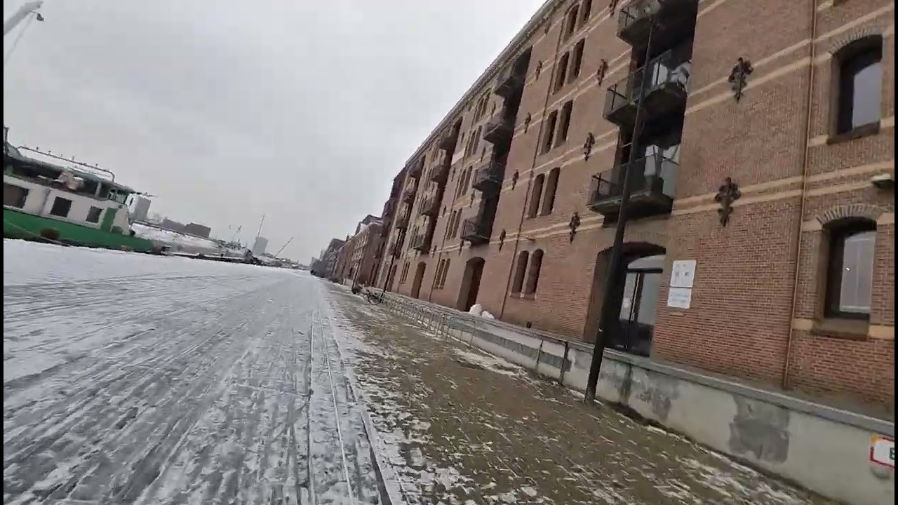 Jongeman valt van zijn fiets in de sneeuw aan de Piet Hein kade.