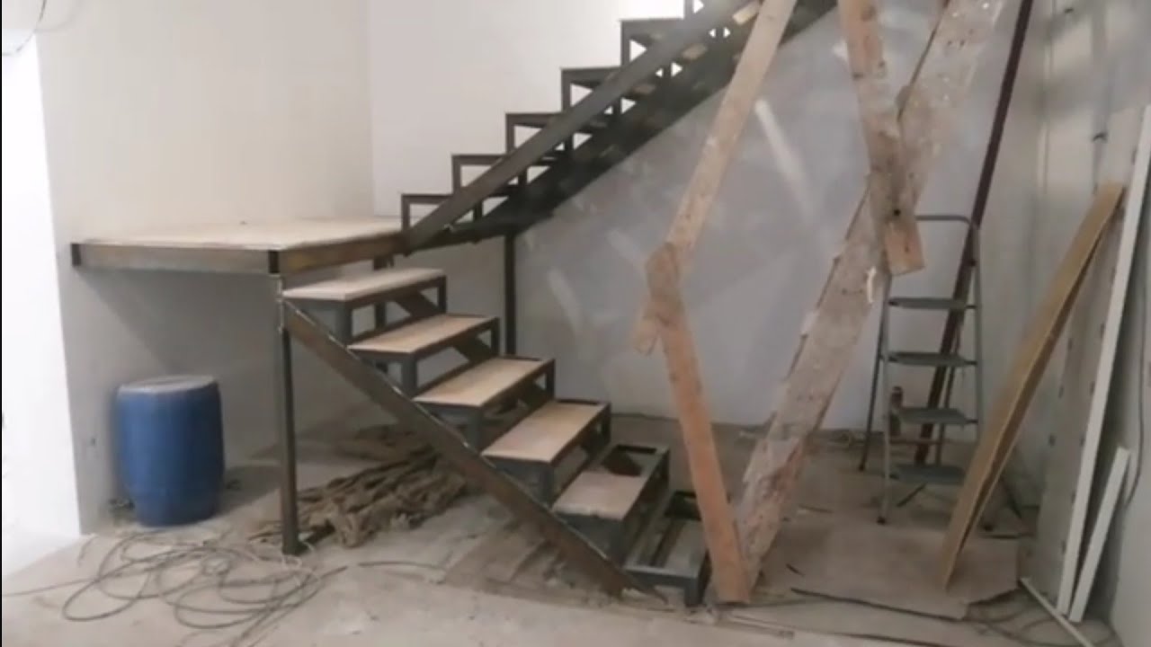 Металлокаркас лестницы под зашивку.