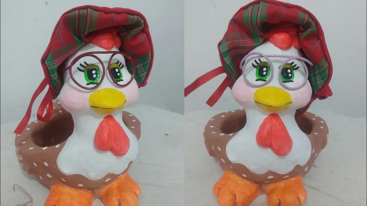 Galinha porta ovos, de cimento, com óculos e chapéu de tecido