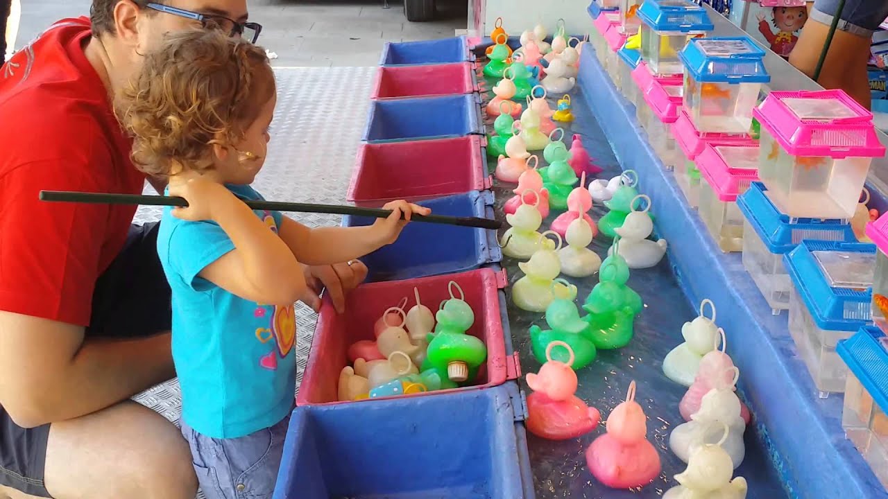 Ellynn pèche les canards de la fête foraine...