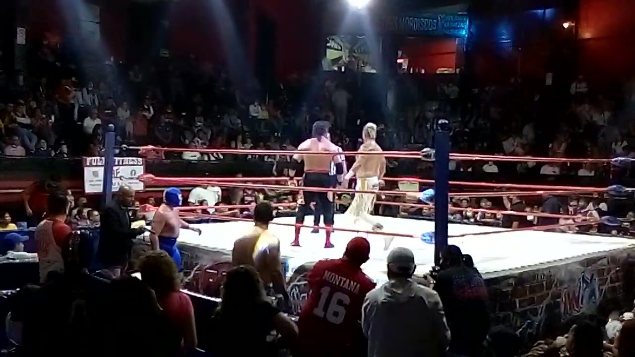 Konan Big y Blue Demon jr se trenzan a golpes al final de la lucha