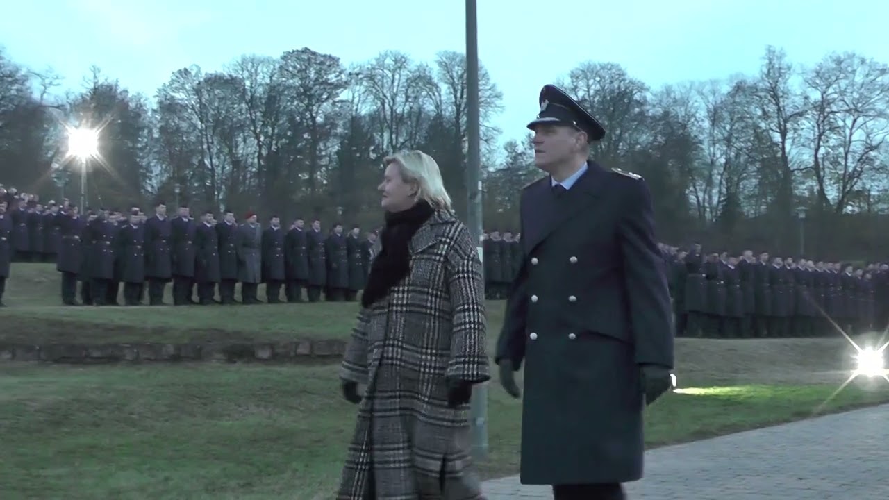 Präsentiermarsch . Gelöbnis 7.12.23  Germersheim. Abschreiten der angetretenen  Front. Teil 3/8