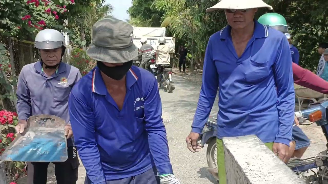 Vá Lộ Kinh 8 Huệ Xã Phú Hoà.Cho Bà Con Ăn Tết