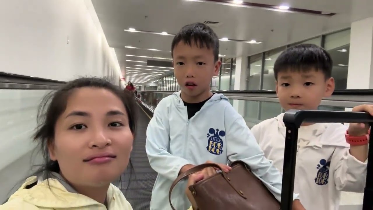 越南媳妇独自带两娃坐飞机回越南过暑假