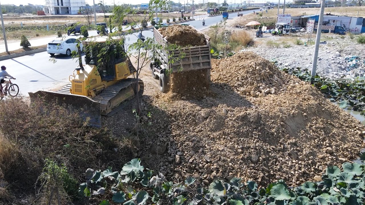 First Nicely Landfill Start Task! Skill KOMATSU Bulldozer D51PX With Dump Trucks Process