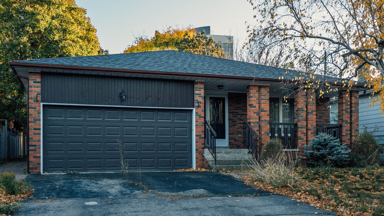 Exploring The ABANDONED 1970's Home of a Former NHL Legend in Toronto