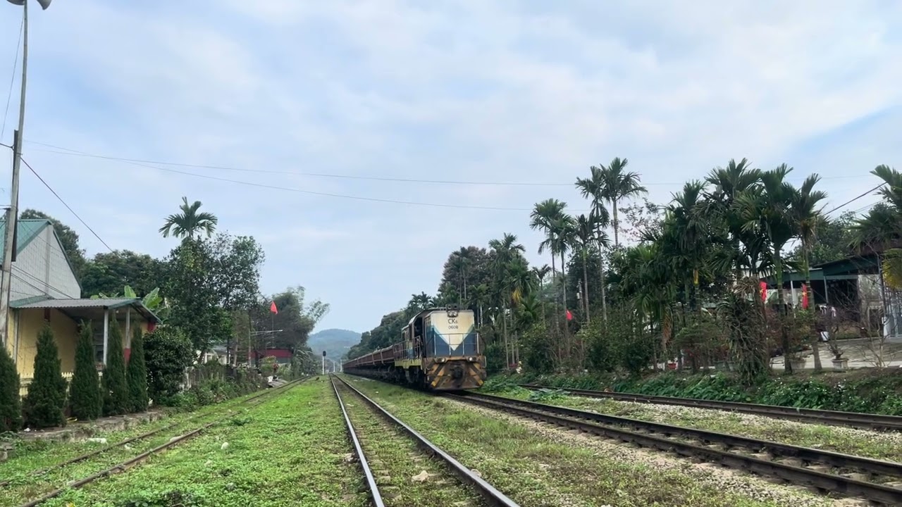 Đầu máy CK6 0608 kéo tàu rỗng vào ga Làng Vàng