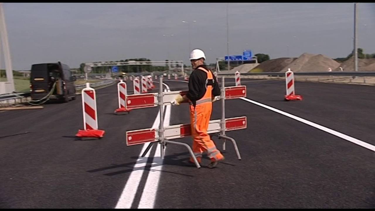 Piet hangt de vlag uit voor nieuwe A9 om Badhoevedorp