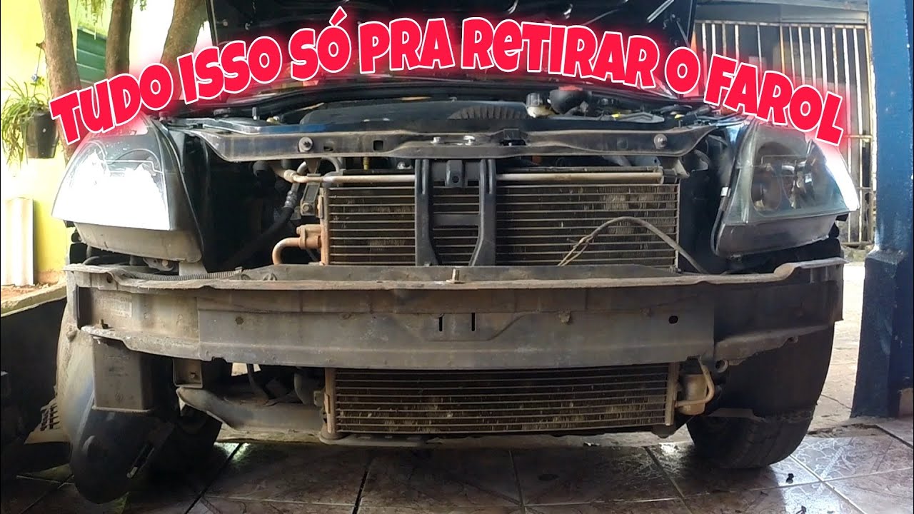 Clio sem o para-choque (desmontei para retirar os faróis)