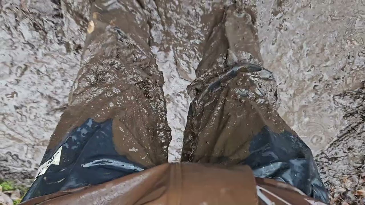 Mit Snicker Workwear Regenhose und Engelbert Strauss Regenjacke im Matsch