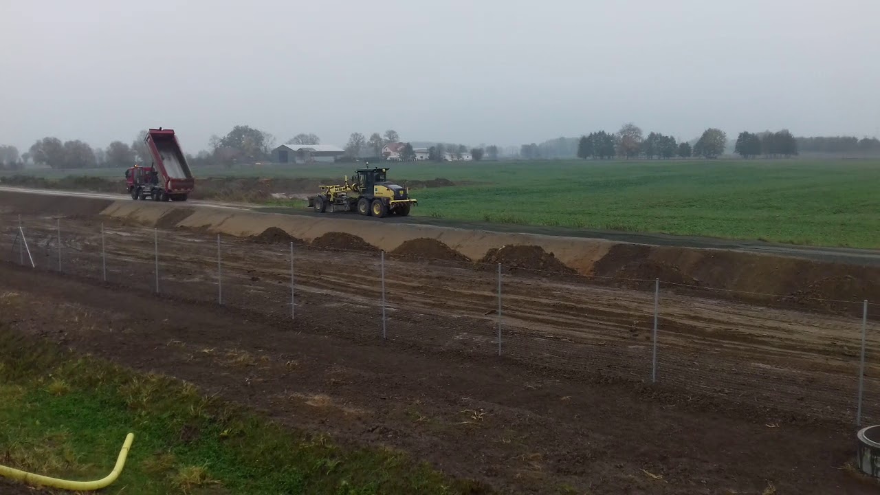 2018.10.22 - układanie podbudowy z kruszywa łamanego C90/3 - Droga AW-10 km 0+350