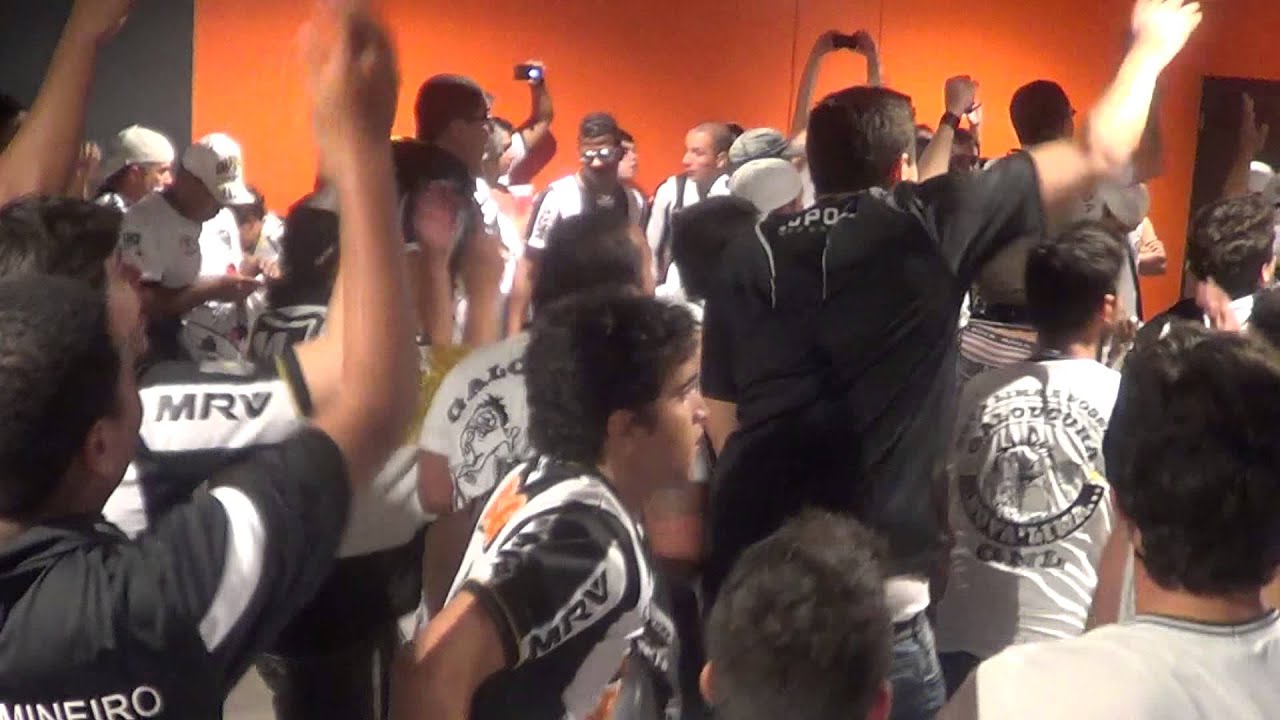 Quem ficar parado vai tomar um tá ligado, sai , sai da frente sai que é Galoucura minha gente