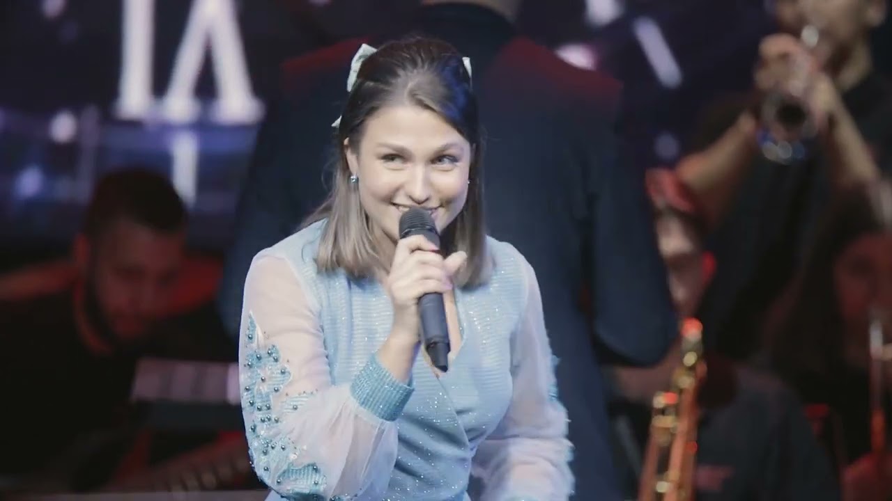 Студентка Музыкальной академии Ларисы Долиной Екатерина Лазукова исполняет песню «5 минут»