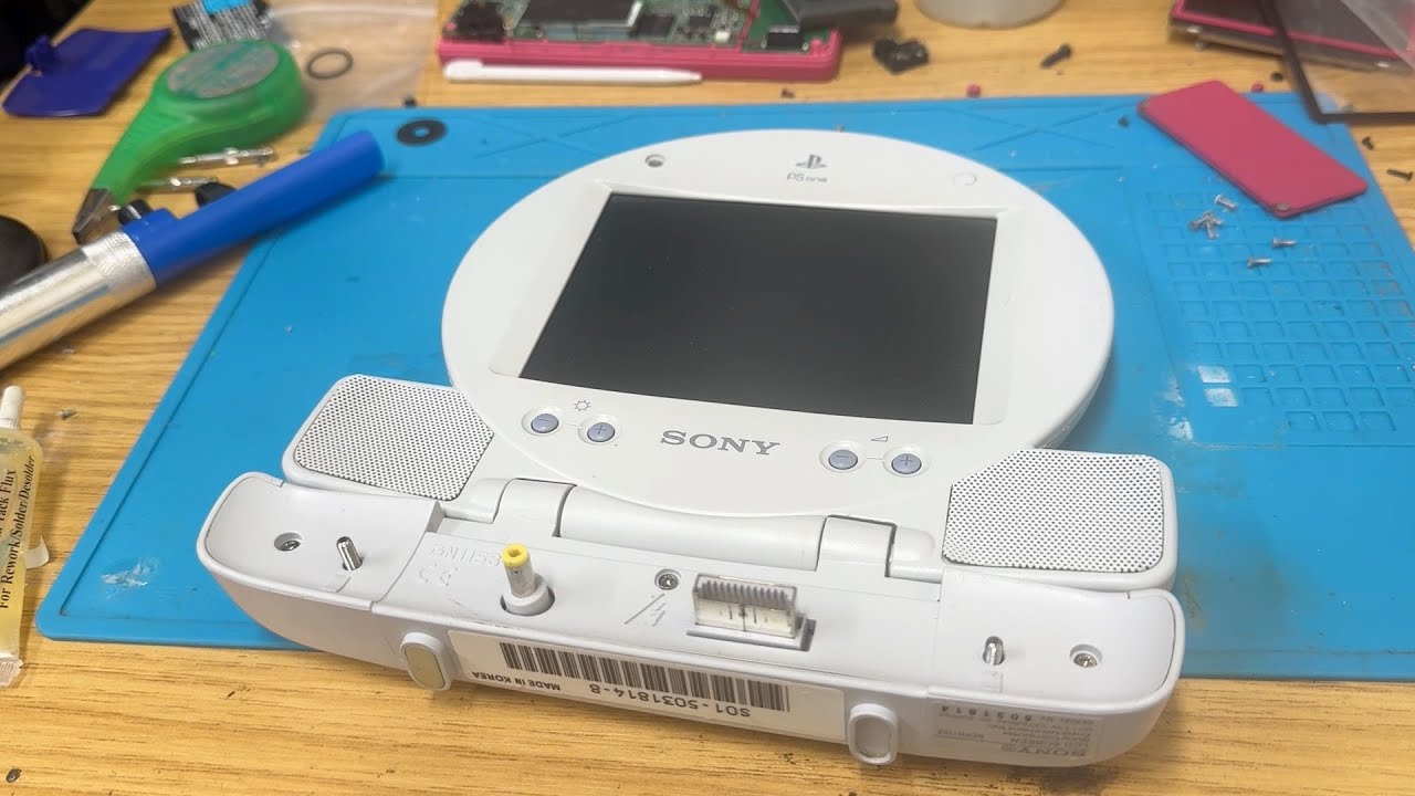 PS One LCD Screen  with a Faulty Hinge, Let's get it fixed.
