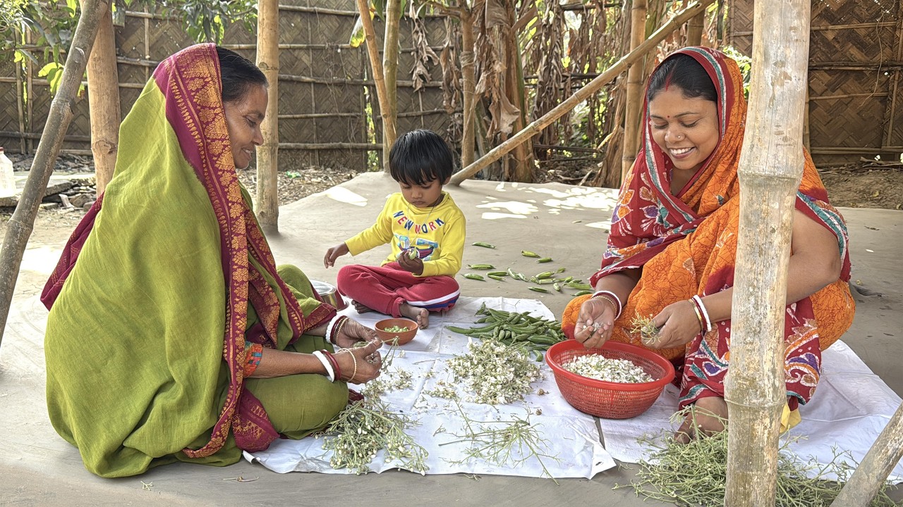 টিকিটের কোনো খবর ছাড়াই মা ব্যাগ গুছাতে শুরু করে দিয়েছে