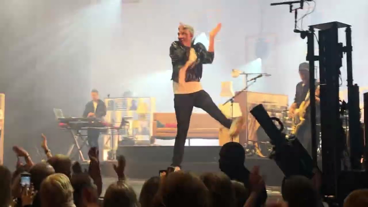 Christophe Willem (je tourne en rond) live @l’olympia  avec Babette lol 😂