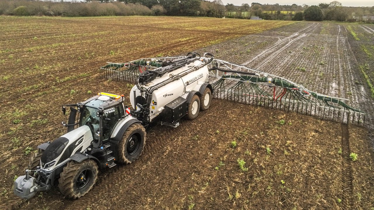 On test cet ensemble NOIR et BLANC , nouveau Valtra Q305 et une Mauguin typhon 21000L ◼️◻️