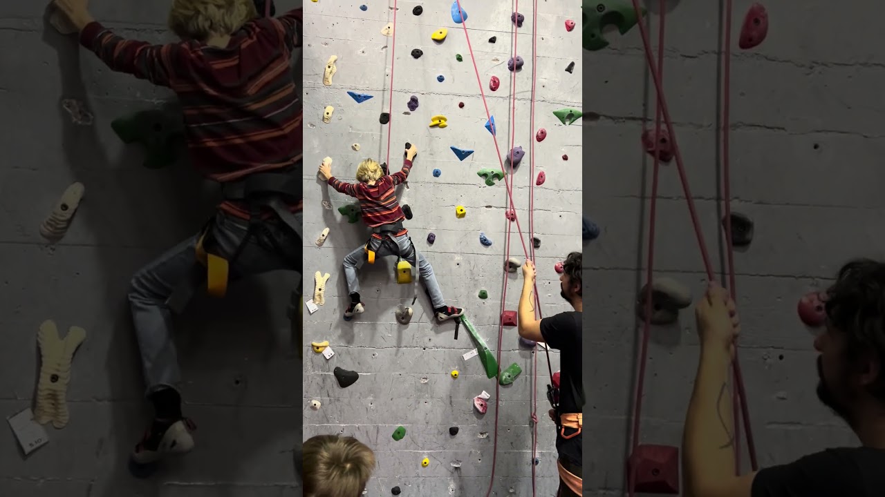 Парни занимаются боулдерингом/скалолазанием в Crux на вечеринке по случаю дня рождения - видео 2