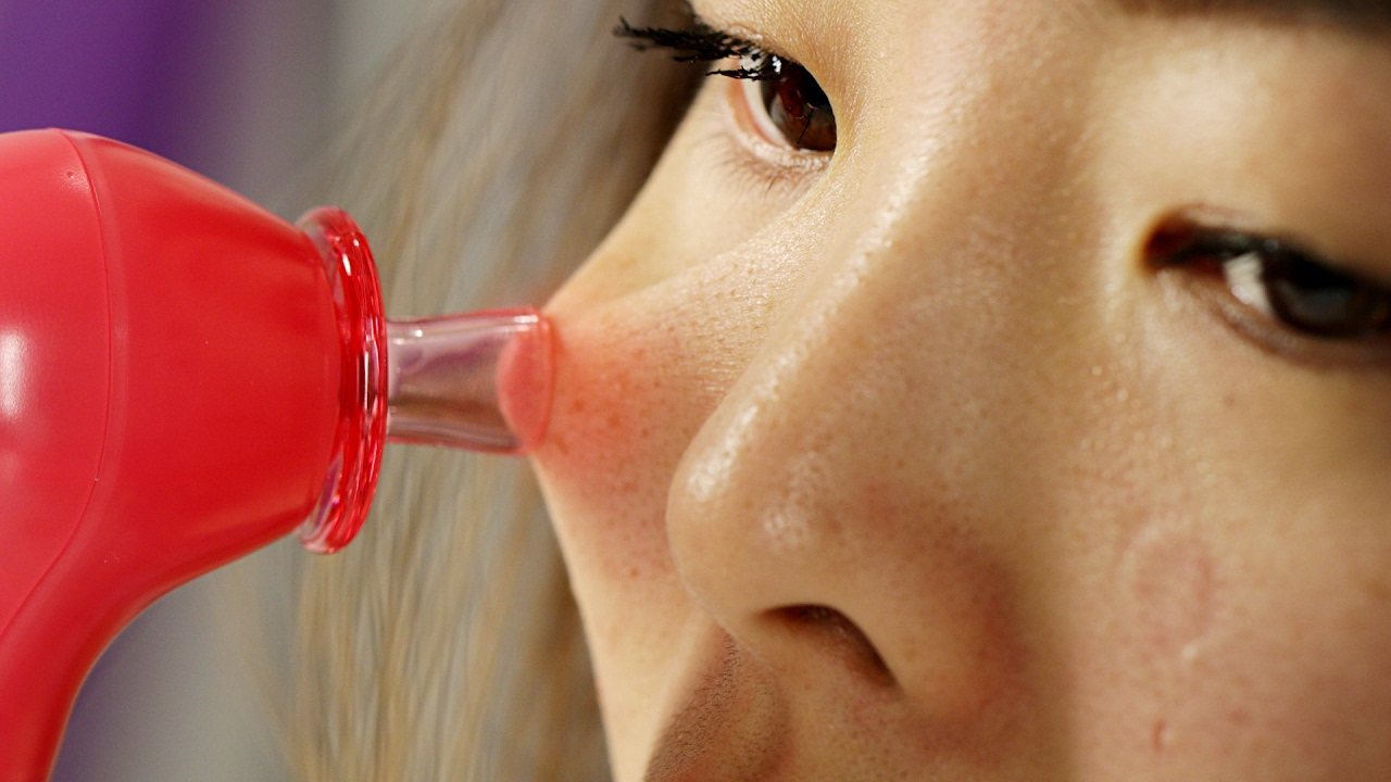 People Try Sucking Their Blackheads Out