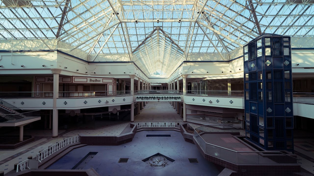 Exploring a Huge Abandoned Mall - 1 Million Sq Ft!