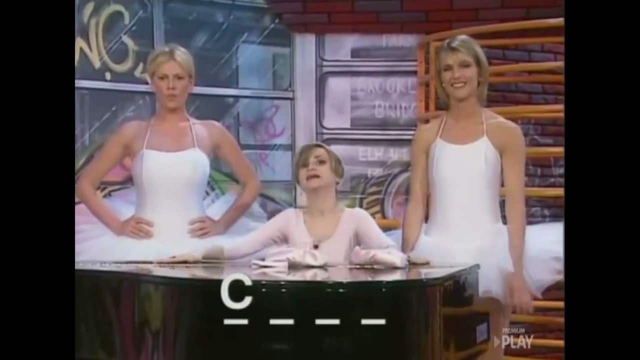 Nives dà lezioni di danza a Ellen e Alessia
