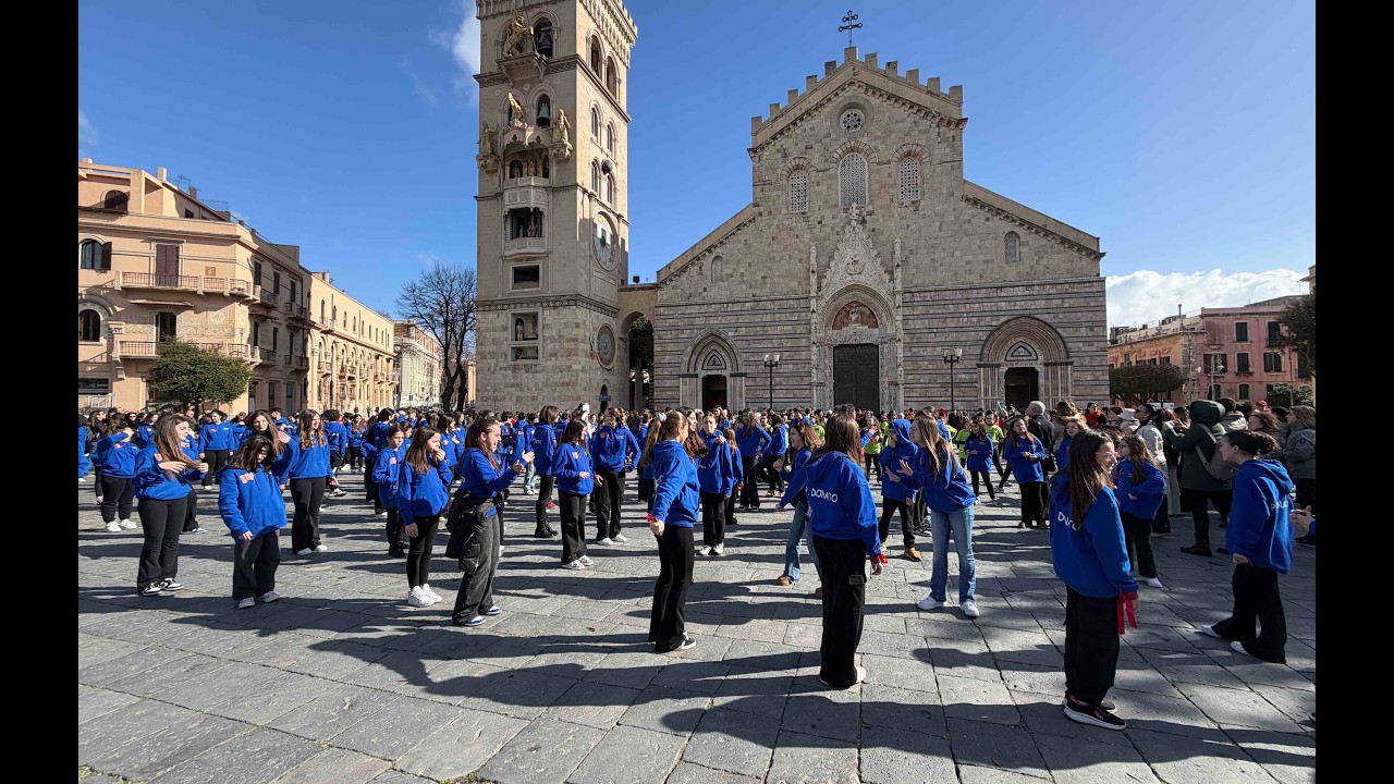 Piazza Duomo, il flashmob degli studenti contro la violenza sulle donne