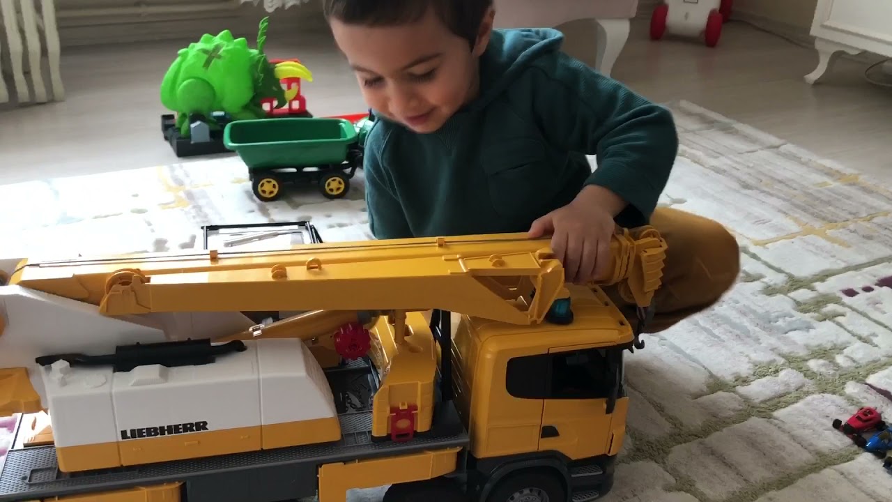Oyuncak Vinç Videosu | Bruder Vinç | Gerçek Vinç gibi yükleri taşıyor | Timur Oyun tv | Funny kids