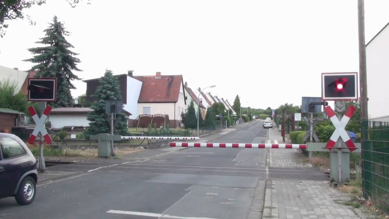 BÜ Butzbach Bleichweg mit MaK DE 1002