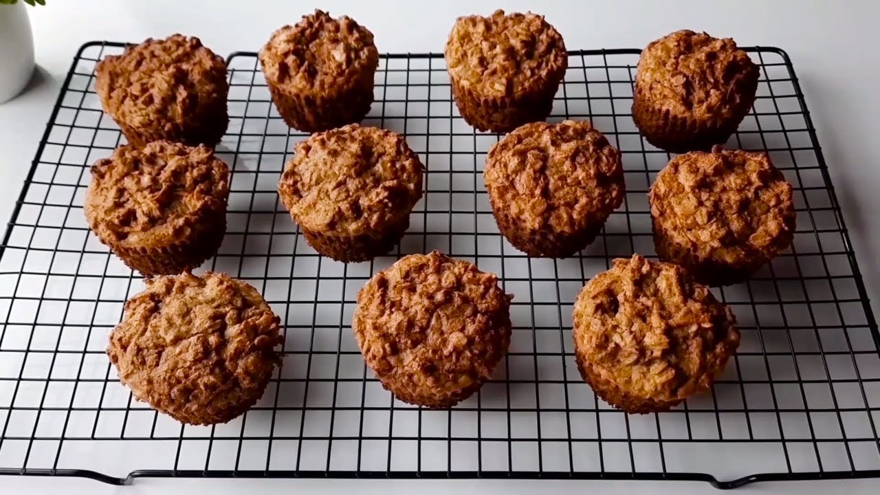Один из самых вкусных и аппетитных способов приготовить полезные и сытные яблочные кексы.